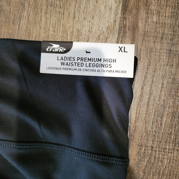 Black Leggings with Curved Design Moisture-Wicking Fabric - Picture 4 of 8